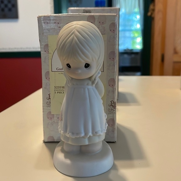 Precious Moments statue - Picture 1 of 3